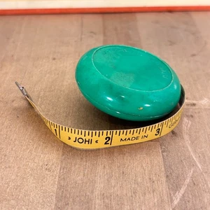 Vintage Johi Maßband, Made in West Germany grün Kunststoff Metall Knopf funktioniert - Bild 1 von 5