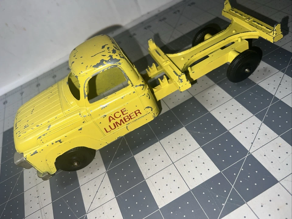 Camión de madera vintage 1950 Hubley 470-58 amarillo Ford Log Ace solo agrega troncos Foto 1 de 4