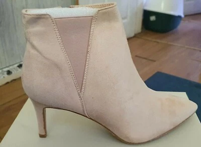 Shoes Women size 7 - Image 1 of 3