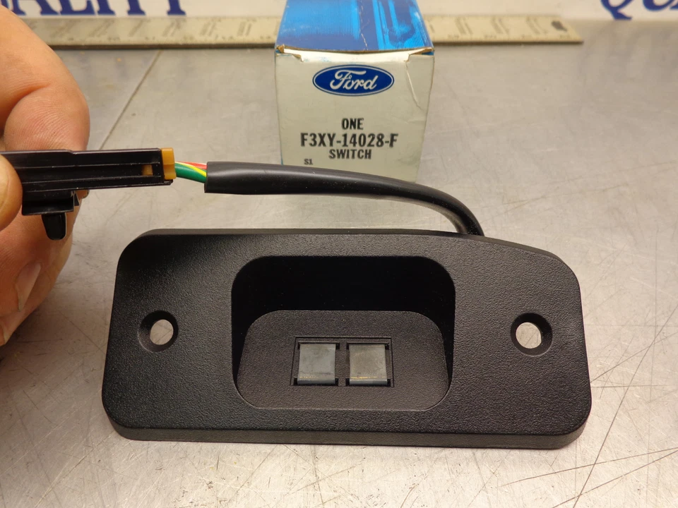 Переключатель блокировки передней центральной двери FORD F3XY-14028-F в сборе для некоторых жителей деревни  - Изображение 1 из 1