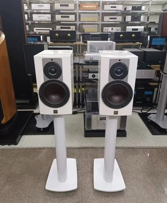 DALI Rubicon 2 diffusori da scaffale, bianchi, come nuovi, tempi di consegna circa 1 mese, pezzo - Immagine 1 di 4