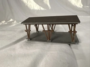 Auhagen Ho Scale Station (covered stop) - Picture 1 of 6