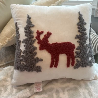 North Pole Trading Co. 15” Almohada decorativa nudo francés ciervo blanco con árboles Foto 1 de 4