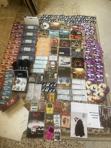 Sammlung von Bush Rock Gruppen CDs, Videos, Kassetten, Backstage Pässe, Zugangspässe, - Bild 1 von 16