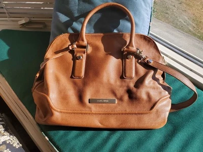 Cartera de mano Ivanka Trump marrón liso correa extraíble de cuero sintético Foto 1 de 4