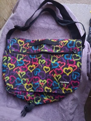 Mochila corações multicolorida ombro sobre o ombro - Imagem 1 de 4