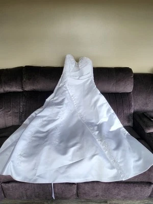 Impresionante vestido de novia blanco Maggie Soterro talla 10 Foto 1 de 4