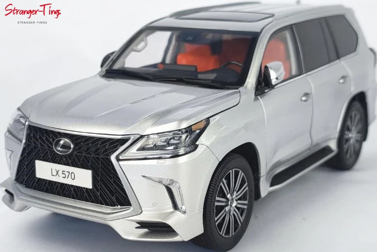 Modelos LCD Lexus LX570 plata escala 1:18 Foto 1 de 1
