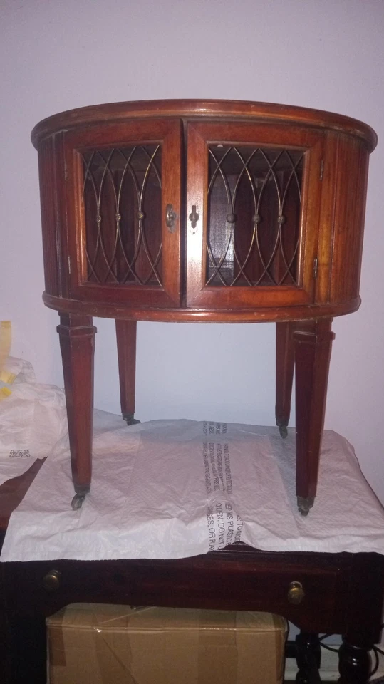 Hermosa mesa auxiliar antigua de caoba con puertas dobles con ruedas de metal Foto 1 de 4