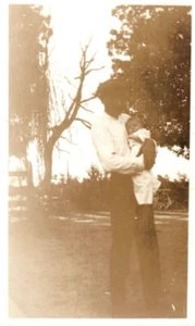 Vintage Foto 30er Jahre, Vater mit seinem Baby, 4,5x2,25 Sepia - Bild 1 von 2
