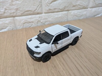 RAM 1500 Rebel Pullback Vehicles 比例 1/48 白色 状况良好 — 第 1/4 张图片