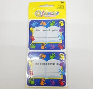 Lotto Adesivi Targa Libro Sandylion Nome Tag 34 Adesivi Vintage Arcobaleno Impronte Mano - Foto 1 di 8