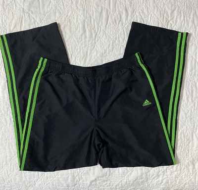 Pantalones de chándal para hombre Adidas 3 rayas cortavientos, grandes, cremallera en el tobillo, negros/verdes Foto 1 de 4