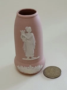 Rosa Jasperware Miniatur Knospen Vase klassisches Relief Design - Bild 1 von 11