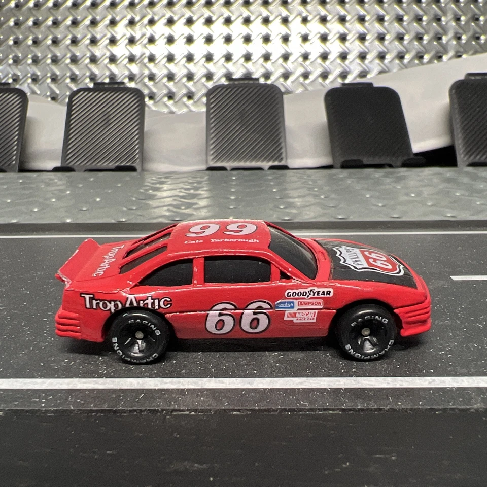 Racing Champions NASCAR 1:64 Diecast Stock Car Cale Yarborough #66 1991 casi nuevo Foto 1 de 4