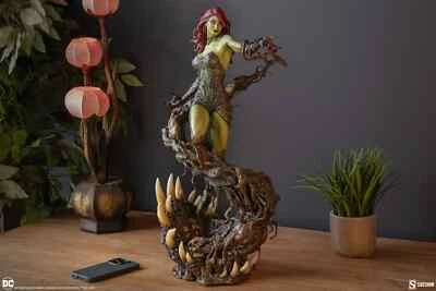 Estatua Sideshow Poison Ivy: Deadly Nature (variante verde) formato premium 100/200 Foto 1 de 4