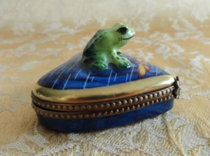 EXQUISITE PARRY VIEILLE LIMOGES PORCELAIN FROG & DRAGONFLY PILLBOX FLOWER CLASP - Picture 1 of 8