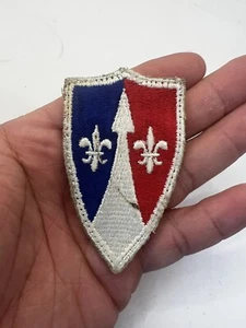 Parche De Colección Ejército de Estados Unidos Segunda Guerra Mundial Zona de Comunicación Europa Rojo/Azul Flor De Lis - Imagen 1 de 7