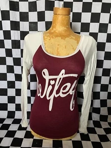 WIFEY Raglan BURGUNDY Red T-Shirt STRETCHY Shirt Graphic WHITE Top Sz MEDIUM - Picture 1 of 8