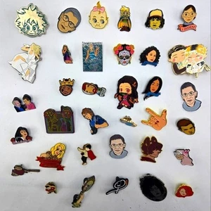 Menge 35 Popkultur Ikonen Anstecknadeln Stranger Things Taylor Swift Cardi B RBG - Bild 1 von 7