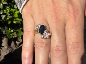 Anello in oro giallo 14 kt con zaffiro blu scuro naturale 1,50 ct e diamanti 0,84 ctw misura 6 - Foto 1 di 23