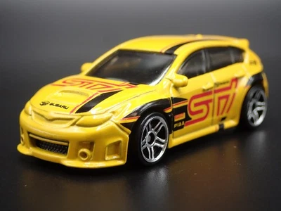 2007-2014 Subaru Wrx Sti Giallo 1:64 Scala da Collezione Diorama Modellino Auto - Immagine 1 di 4