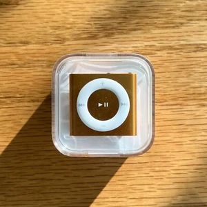 Apple iPod Shuffle 4th Generation Gold 2GB - New In Box (A1373) - Picture 1 of 4