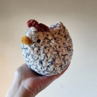 Peluche de pollo blanco y negro hecho a mano crochet oreo hecho con amor Foto 1 de 3
