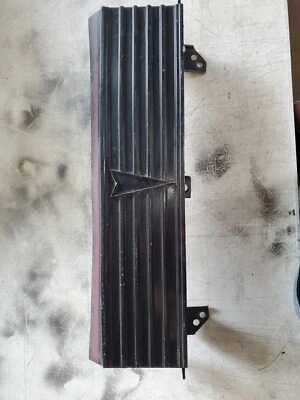 Panel de cubierta de llenado central trasero de plástico Pontiac Sunbird 1983-84 OEM 5936492 usado Foto 1 de 4