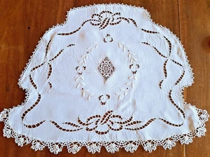 BRODERIE - dessus de fauteuil en lin brodé et dentelle - Picture 1 of 3