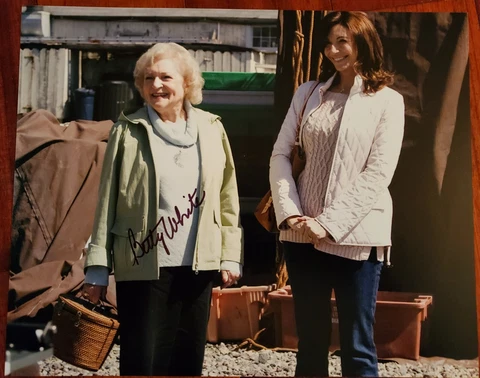 BETTY WHITE SIGNED AUTOGRAPHED 8X10 PHOTO GOLDEN GIRLS Cover