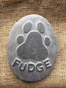 Personalised handcarved paw print & name in stone, pet memorial, dog, cat pet - Picture 1 of 2