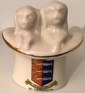 Antique/Vintage Crested Ware ‘Two Dogs In Top Hat’ Gt Yarmouth Crest Dainty Ware - Picture 1 of 7