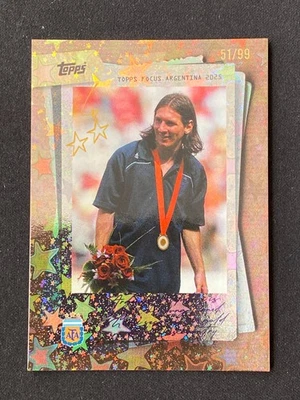 Lionel Messi 2025 Topps Focus Argentina Moments in Time azul céu 51/99 #47 - Imagem 1 de 2