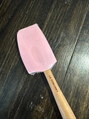 Espátula Le Creuset Polvo Rosa Revolución Cabeza Silicona Mango Madera Foto 1 de 3