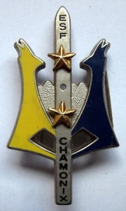 FRENCH SKI SCHOOL - CHAMONIX GREAT ENAMEL TWO LEVELS VINTAGE BADGE - Picture 1 of 2