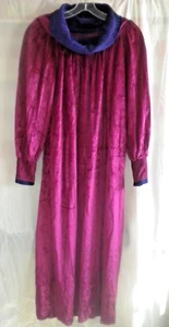 R. Michael Alan Rollkragen Gr. P S Pullover Morgenmantel Dk Magenta & Blau Velour Box01 - Bild 1 von 3