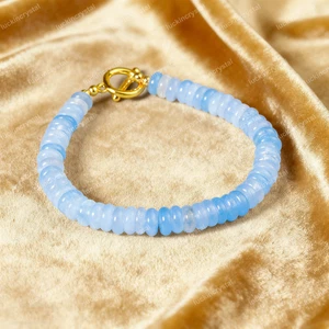 Brazalete minimalista energético con cierre de palanca relleno de oro de 18 quilates con cuentas de aguamarina natural - Imagen 1 de 3