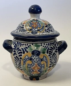 Tarro de cerámica de arte popular mexicano Talavera de doble mango con tapa azul letrero multicolor - Imagen 1 de 18