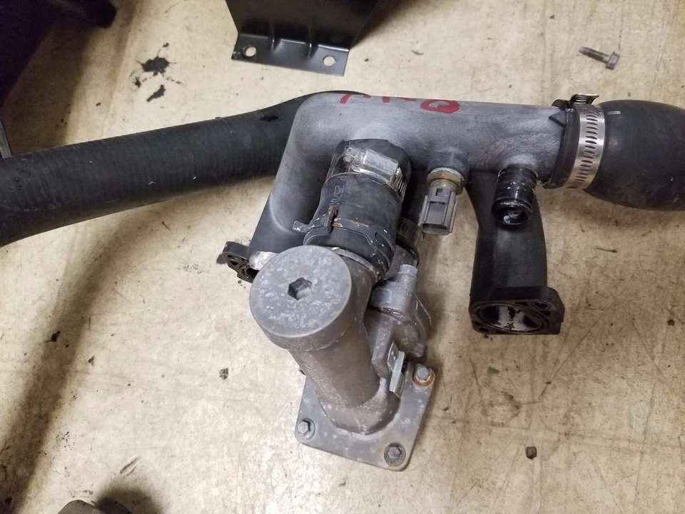 1999 2000 2001 2002 2003 JAGUAR XJ8 XJ8L VANDEN PLAS ENGINE THERMOSTAT HOUSING - Image 1 of 1