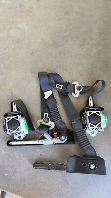 Nissan Altima 2013-2018 4 puertas OEM delantero derecho y derecho cinturón de seguridad retractor y pretensor Foto 1 de 4