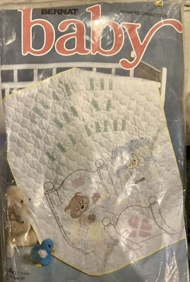 Manta acolchada de encaje de oso de colección Bernat Baby estampada punto de cruz Tuck Me In SO3018 Foto 1 de 4