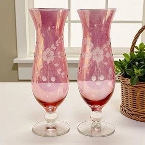 2 Vintage Cranberry rosa geätztes Glas böhmischer Fuß Sockel Hurrikan Vase 10,25" - Bild 1 von 19