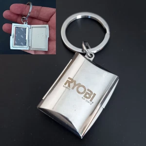 Llavero medallón de metal plateado RYOBI vintage abre marco de fotos coleccionable bonito - Imagen 1 de 21
