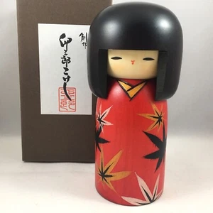 Usaburo Bambola Giapponese KOKESHI in Legno 6"H Bambina Fiore Foglie d'Acero Made in Japan - Foto 1 di 5