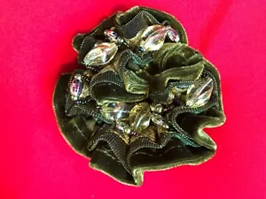 SCRUNCHIE DE TERCIOPELO BRILLANTE CON CUENTAS VERDE OLIVA DE ALTA CALIDAD - ¡LINDO! ¡MUY ÚNICO! - Imagen 1 de 2