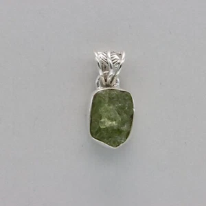 Colgante PERIDOTO Verde Piedras Preciosas Corte Natural y Áspero PLATA ESTERLINA 925 901-Me - Imagen 1 de 9