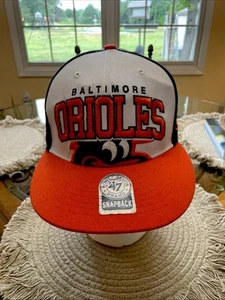 Cappello Berretto Baltimore Orioles Big Logo Snap Back Collezione Cooperstown 47 Uomo Raro - Foto 1 di 8