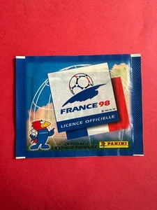 SEALED PACK BUSTINA SIGILLATA FIGURINE STICKERS CALCIATORI PANINI FRANCE 98 1998 - Foto 1 di 2