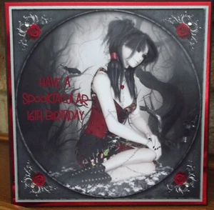 TARJETA DE CUMPLEAÑOS 16 GÓTICA PERSONALIZADA HECHA A MANO CON MUÑECA PATCHWORK NIÑA 2020 - Imagen 1 de 3